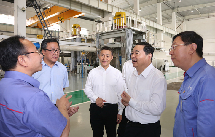 郝鹏与万利官网集团一线科技职员深入交流