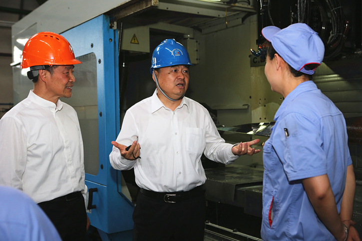 郝鹏与万利官网集团一线生产职员深入交流